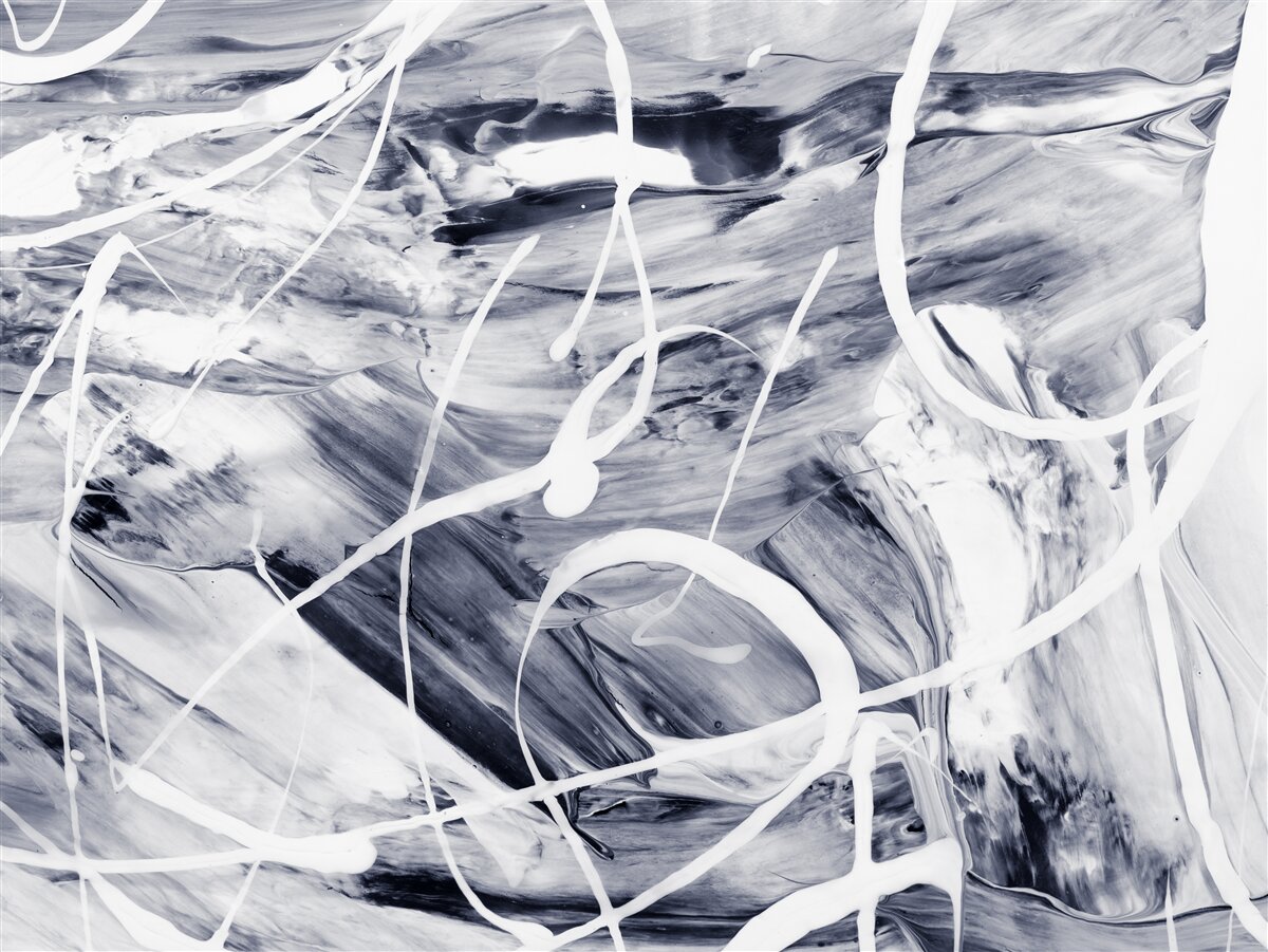 Fototapeta białe pociągnięcia farby na czarnym tle