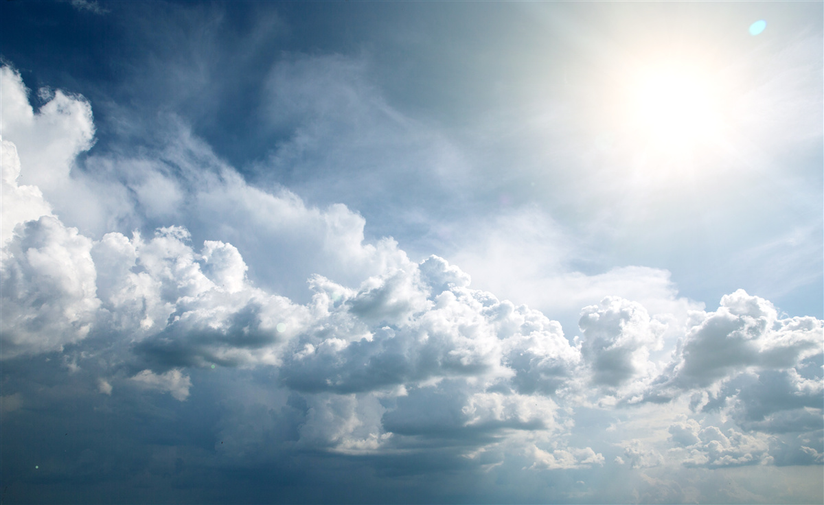 Fototapeta intensywne światło wśród burzliwych chmur