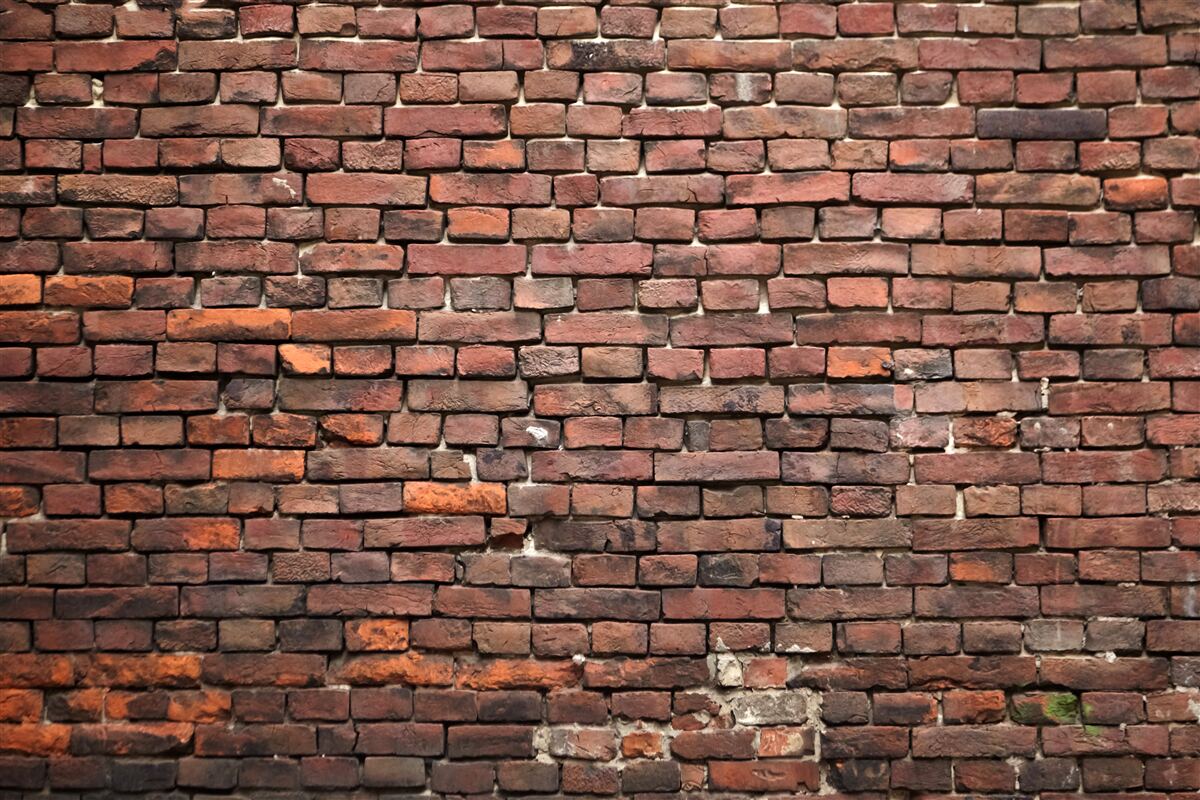 Fototapeta ciemny mur z cegły, starszy niż lata