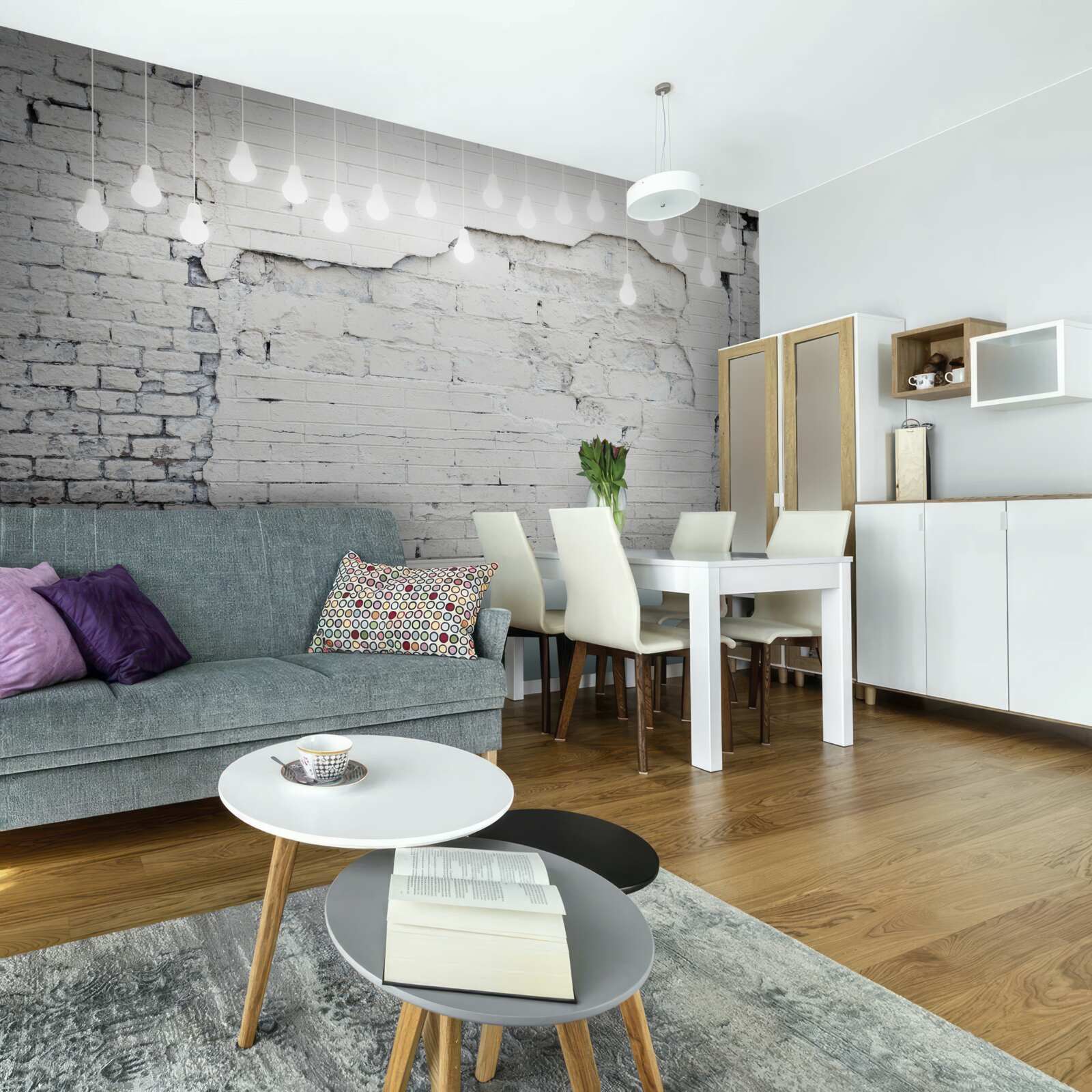 Fototapeta biały mur z cegieł i żarówki na nim