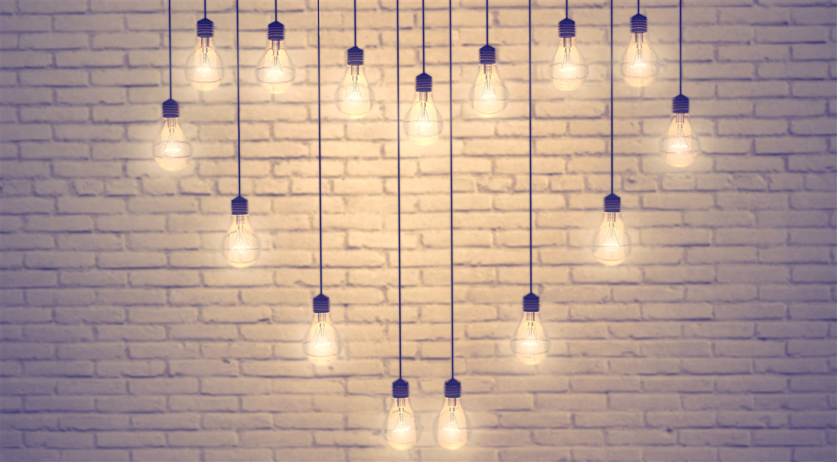 Fototapeta na tle ściany w kolorze cyprysu widnieje serce wykonane ze świetlówek