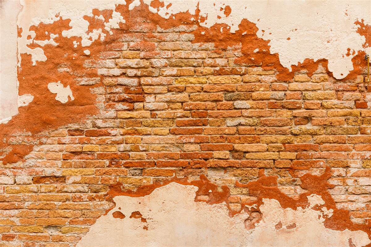 Fototapeta ceglany mur, który z biegiem czasu uległ zniszczeniu