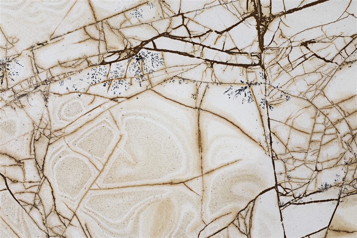 Fototapeta tło z popękanym jasnym marmurem