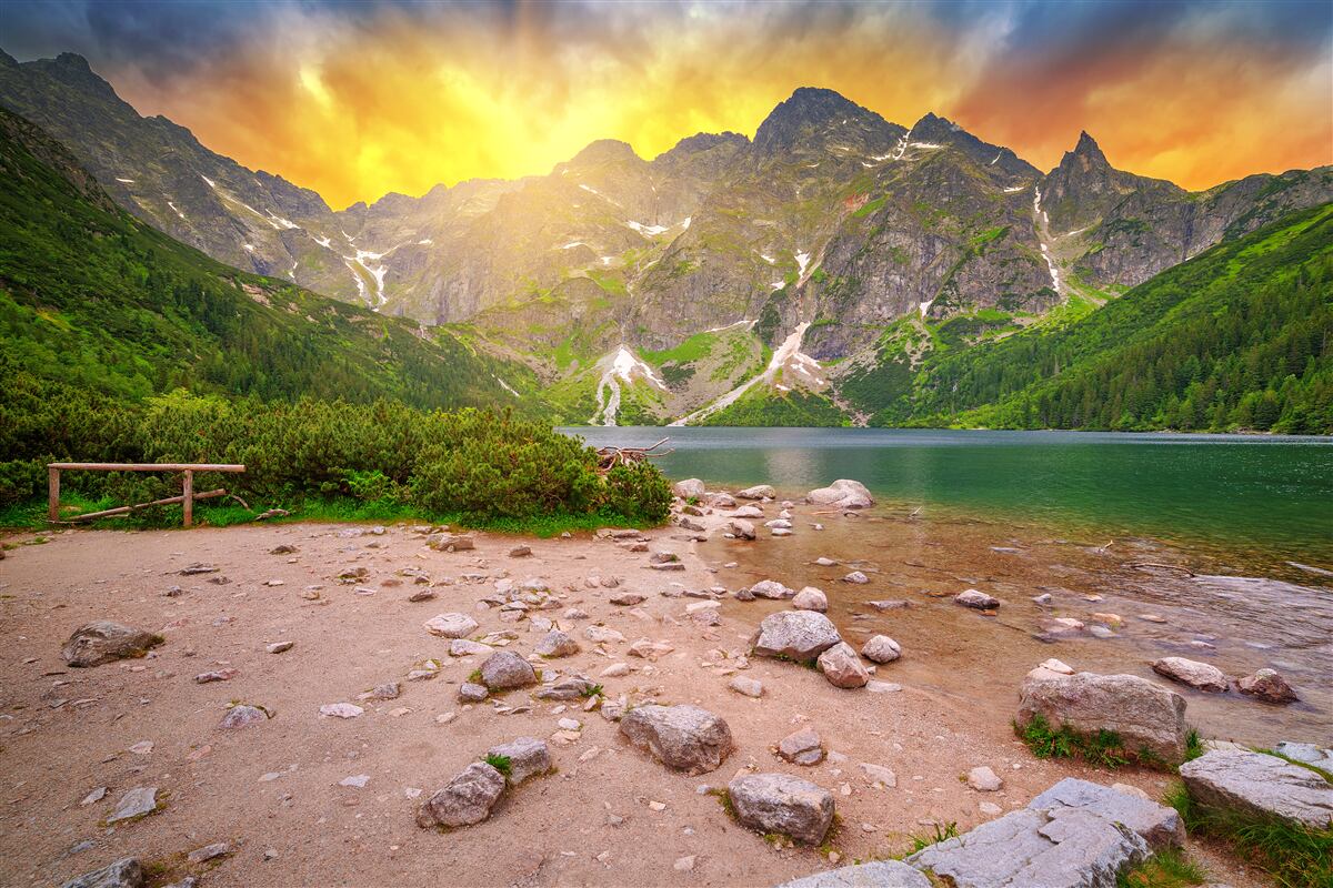 Fototapeta zachodzące słońce schodzące za jeziorem w tatrach
