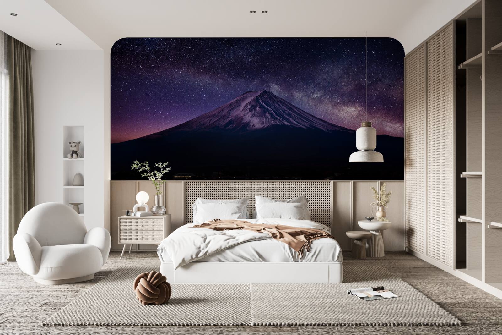 Fototapeta gwiaździste niebo o fioletowym odcieniu nad szczytem góry