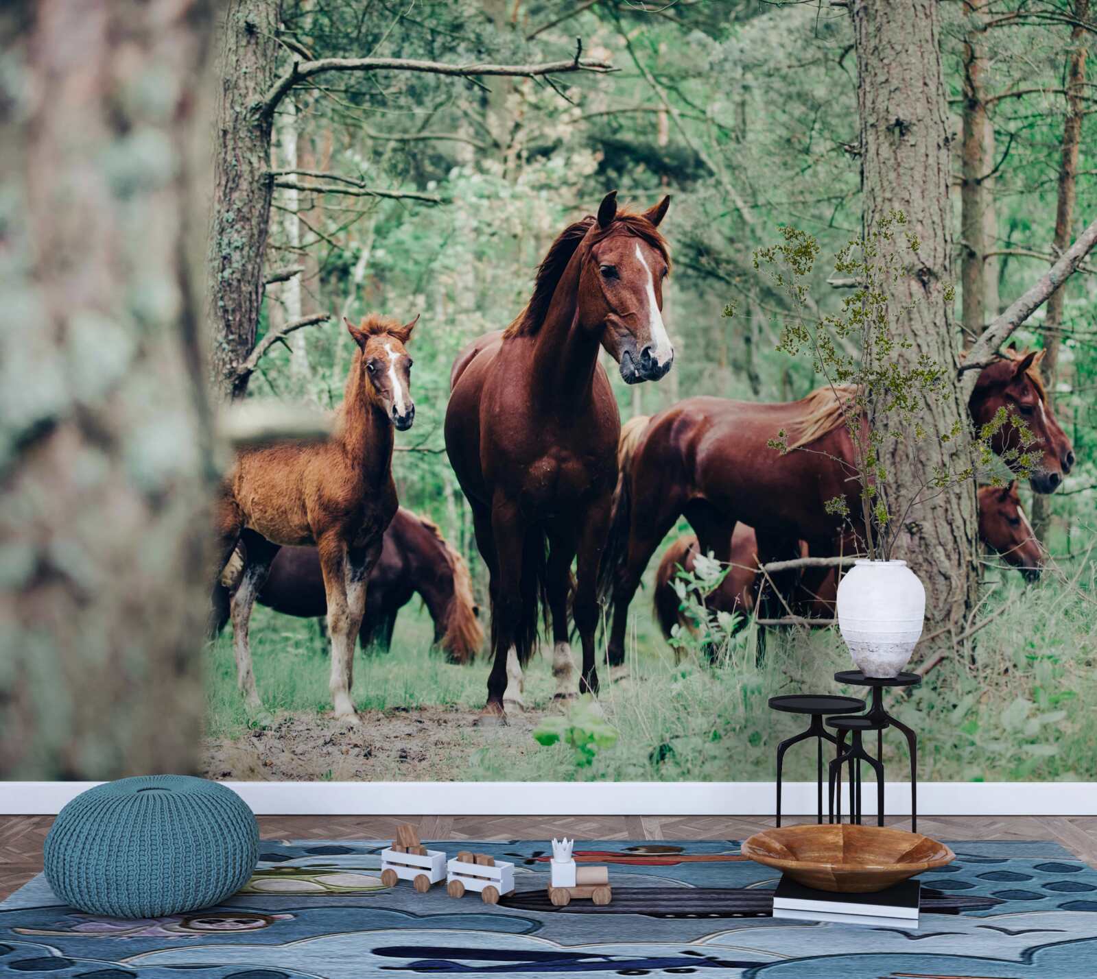 Fototapeta konie spacerują po lesie wiosną