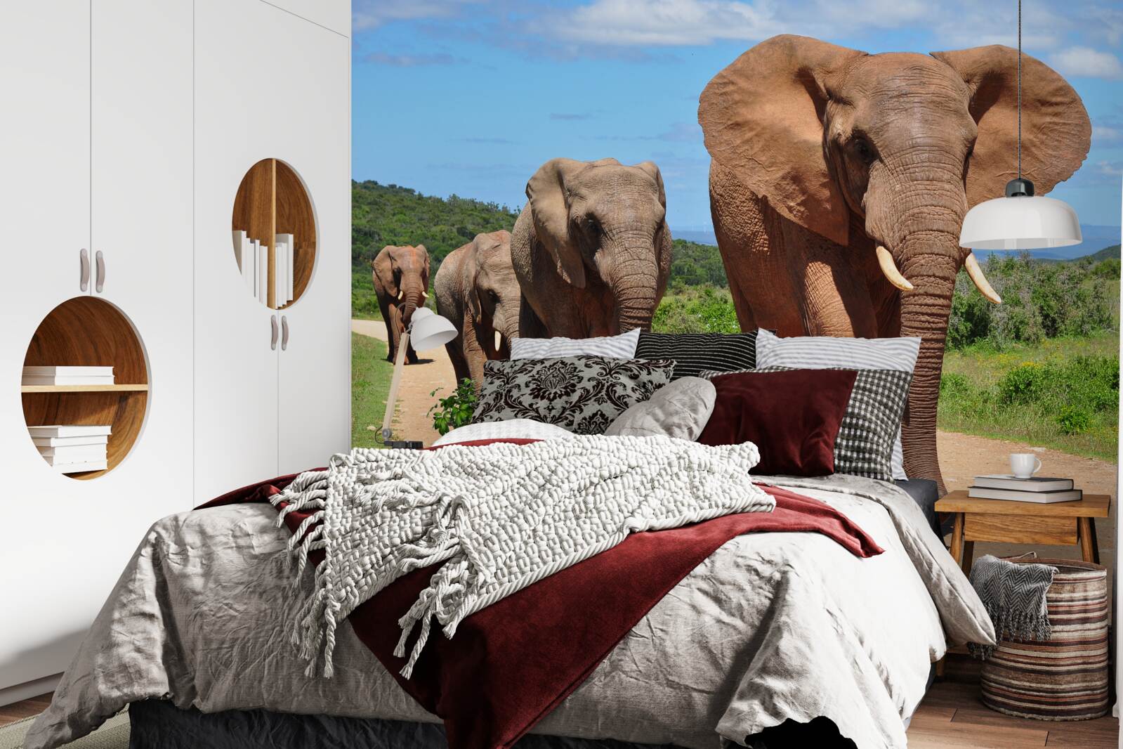 Fototapeta grupa słoni wraca do domu przez piaszczysty teren