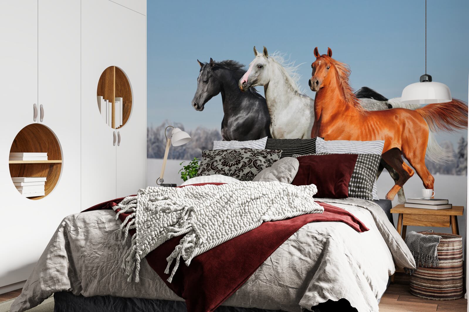 Fototapeta trzy konie galopujące po zaśnieżonym terenie