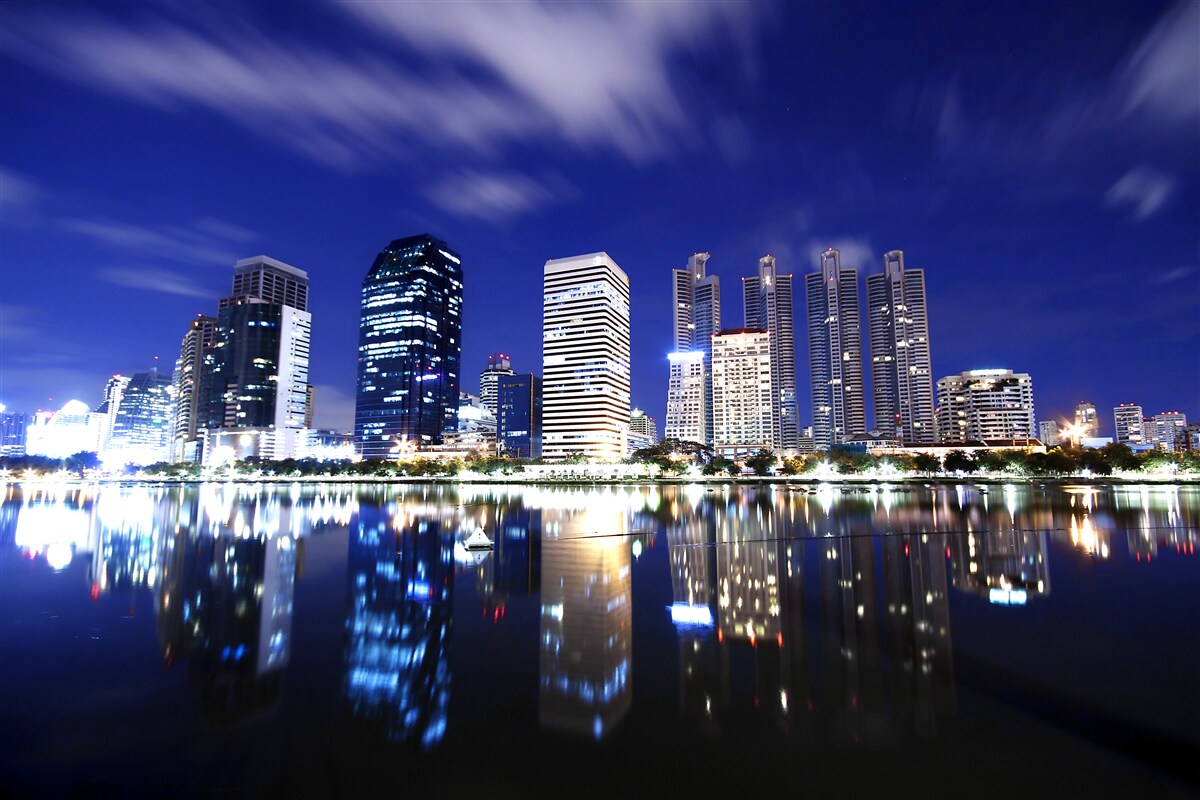 Fototapeta odbicie drapaczy chmur w wodzie w nocy