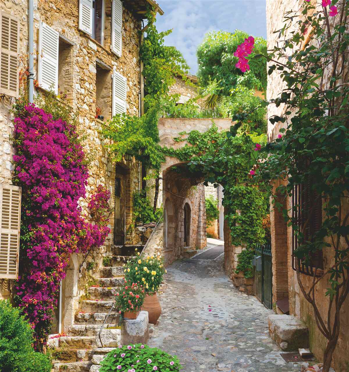 Fototapeta włochy z zacisznym zielonym dziedzińcem