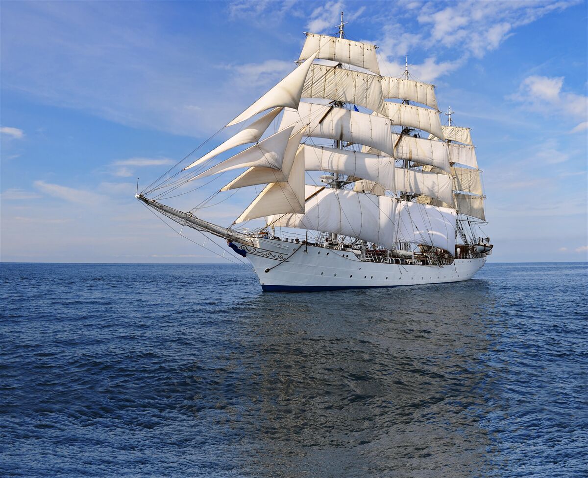 Fototapeta statek z żaglami na spokojnym morzu