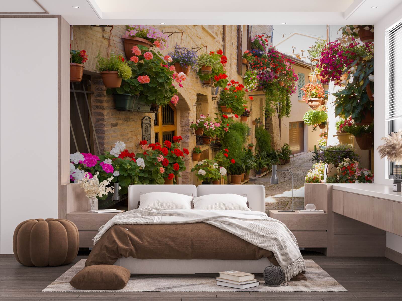 Fototapeta naturalne kwiaty na zabytkowej ulicy