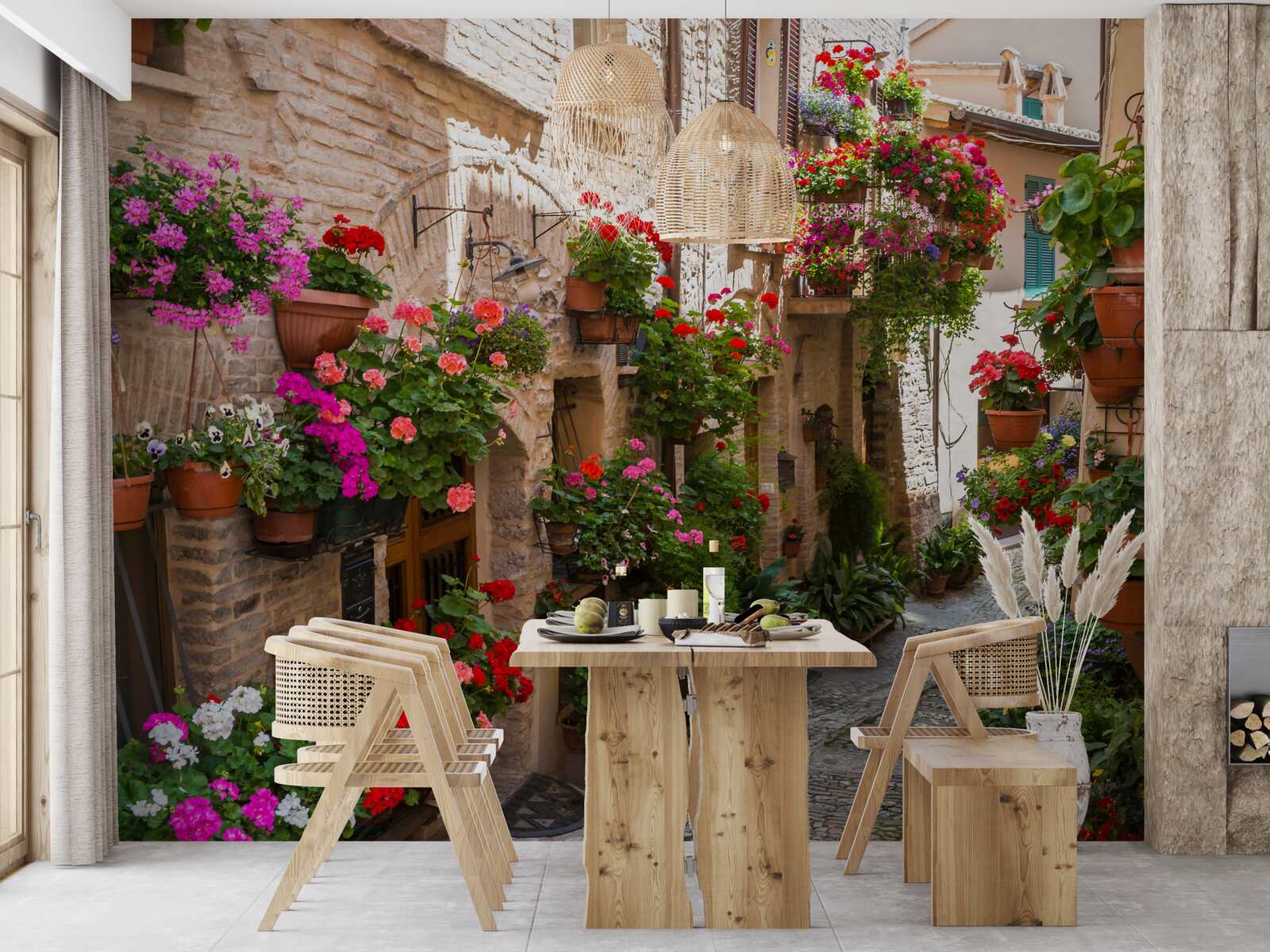 Fototapeta ulica zanurzona w gęstej zieleni, spowijająca swoją starożytność