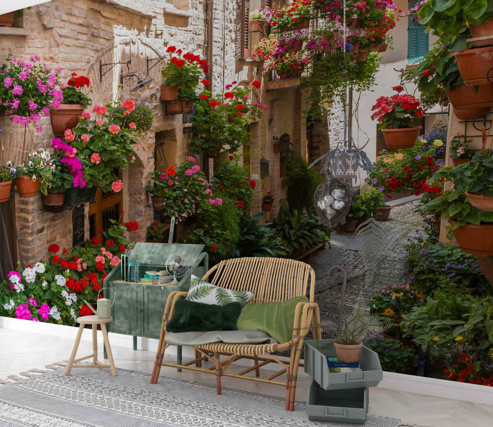 Fototapeta ulica zanurzona w gęstej zieleni, spowijająca swoją starożytność