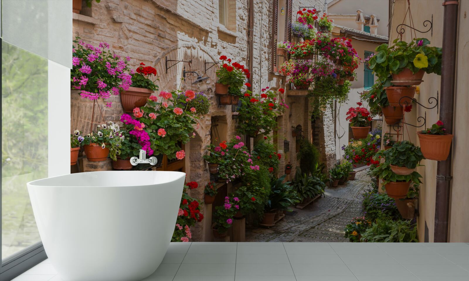 Fototapeta ulica zanurzona w gęstej zieleni, spowijająca swoją starożytność