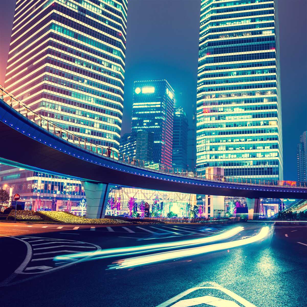 Fototapeta nocne miasto z wieżowcami i mostem