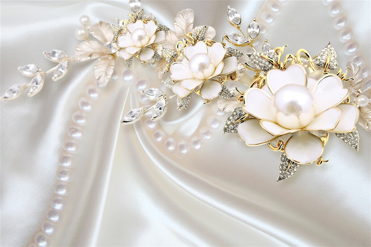 Fototapeta perły na jedwabiu ozdobione są różami