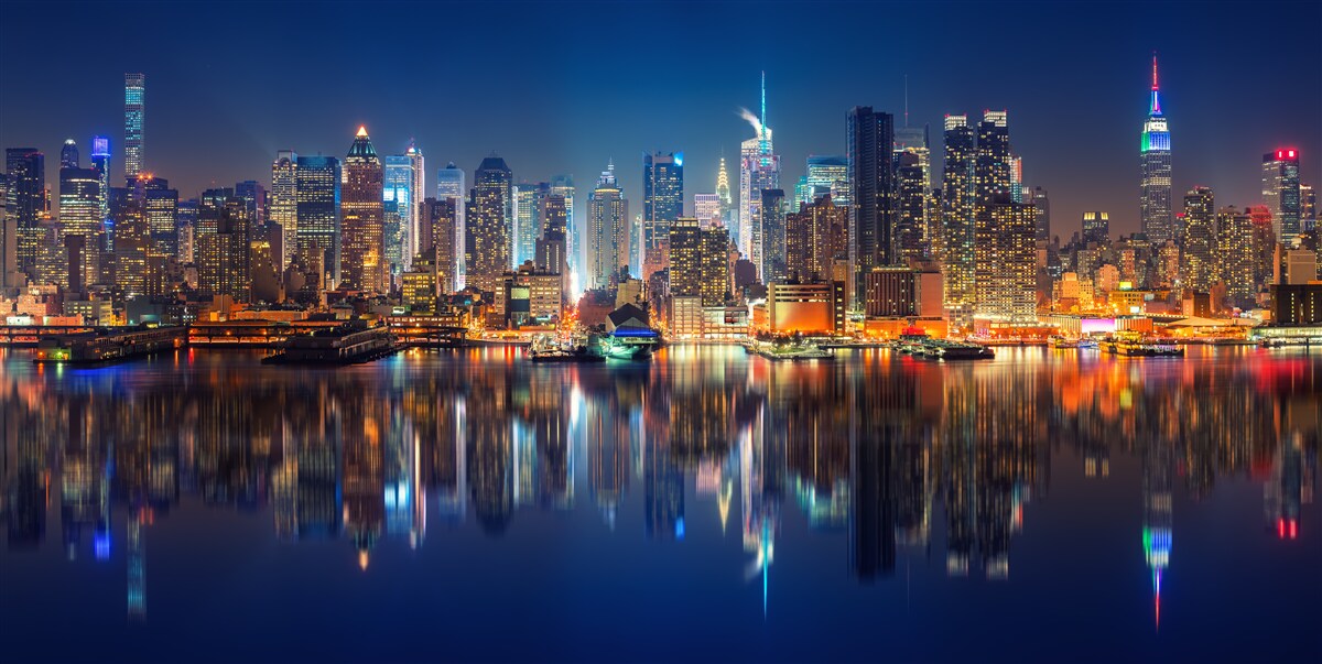 Fototapeta odbicie nocnego miasta w wodzie