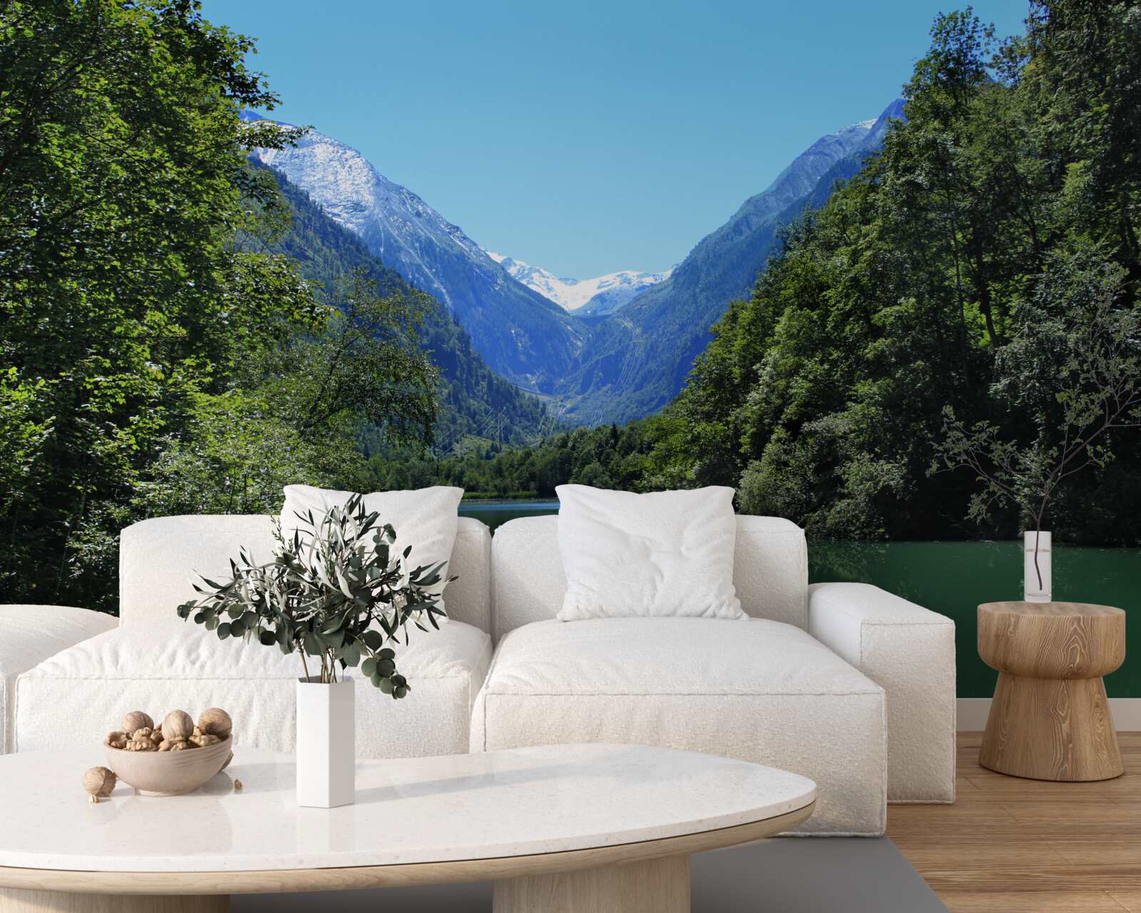 Fototapeta spokojny zbiornik wodny ukryty w gęstym lesie na zboczach gór