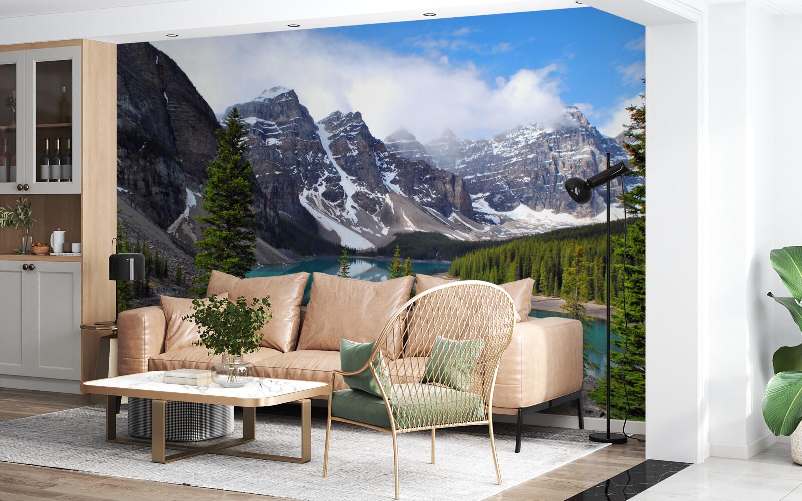 Fototapeta jezioro z błękitną wodą u podnóża szczytów górskich