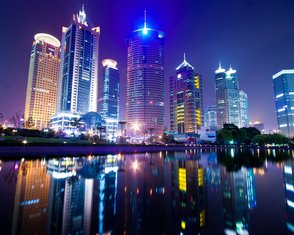 Fototapeta odbicia drapaczy chmur w nocy