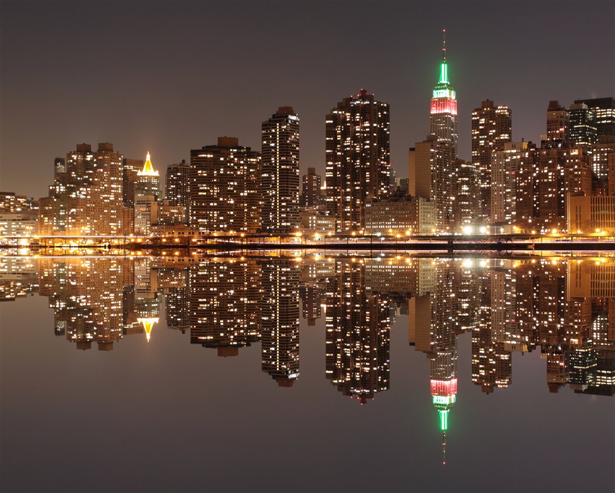 Fototapeta odbicie miasta w wodzie jest jak lustro