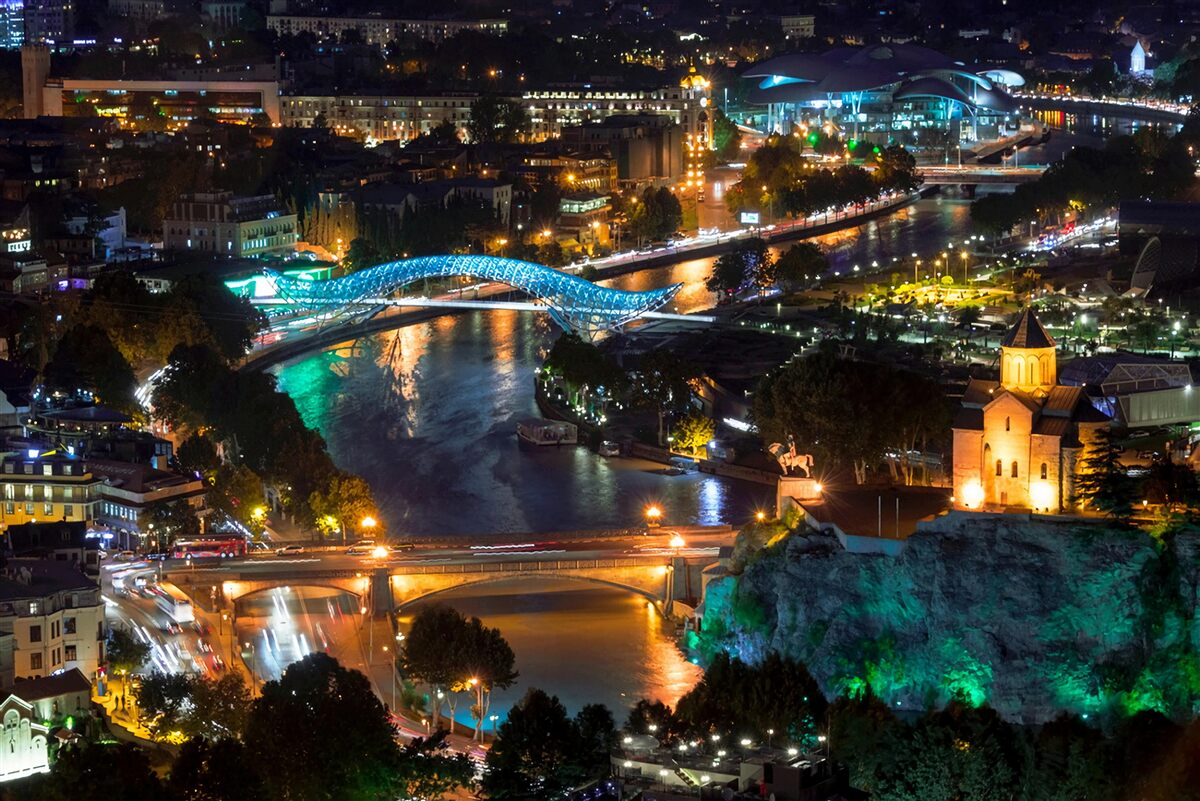 Fototapeta nowoczesne tbilisi wieczorem