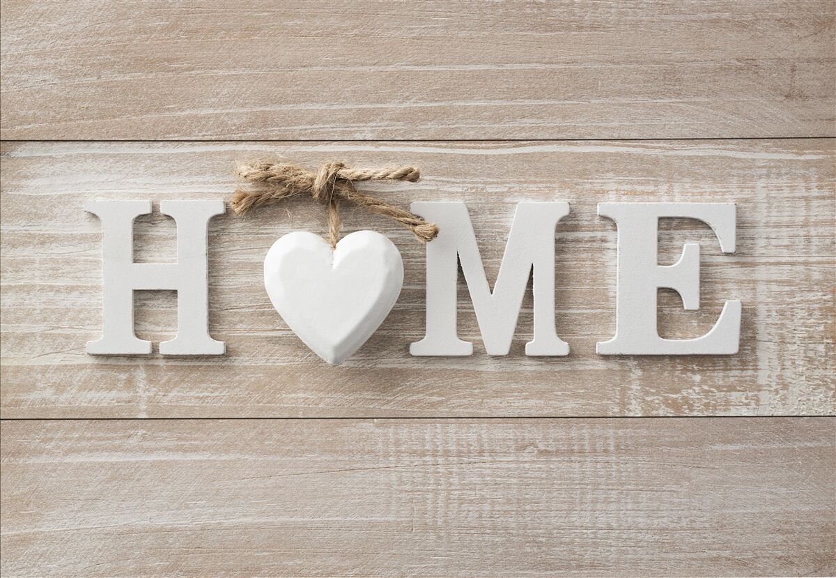 Fototapeta tekst „home” na tle drzew
