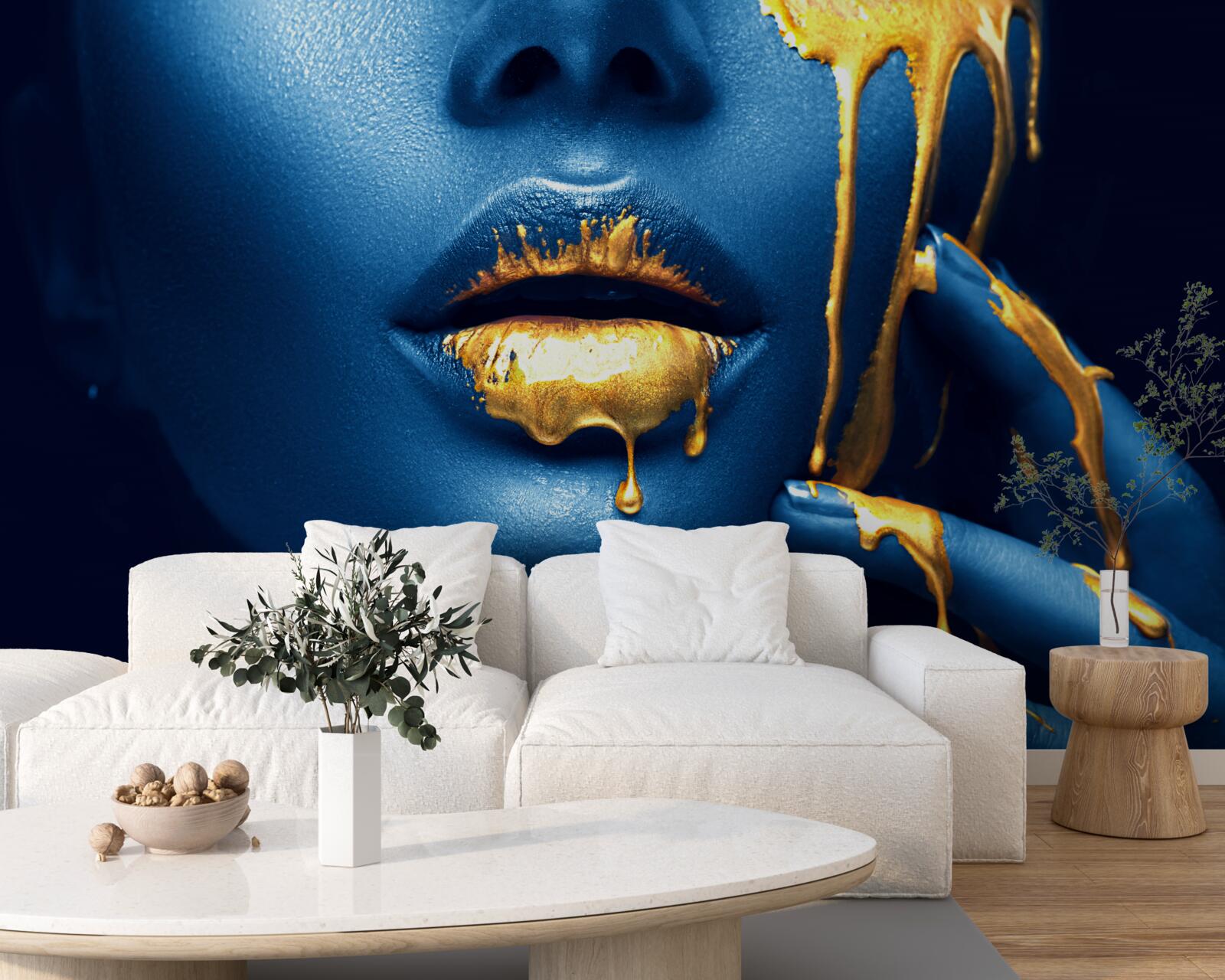 Fototapeta kobieta z błyszczącą złotą szminką na ustach