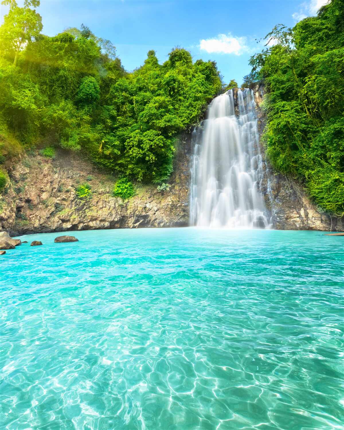 Fototapeta wody górskiego wodospadu, czyste jak kryształ, na pustyni