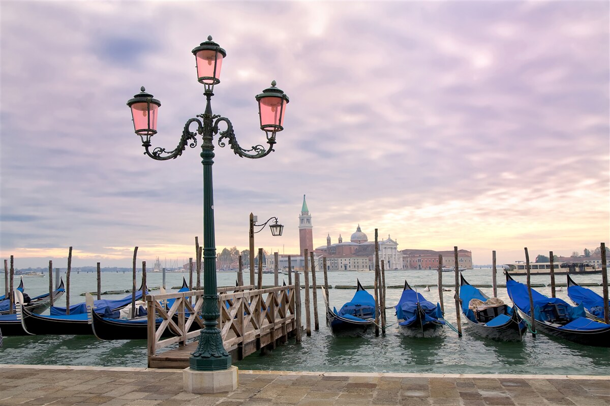 Fototapeta weneckie gondole na molo