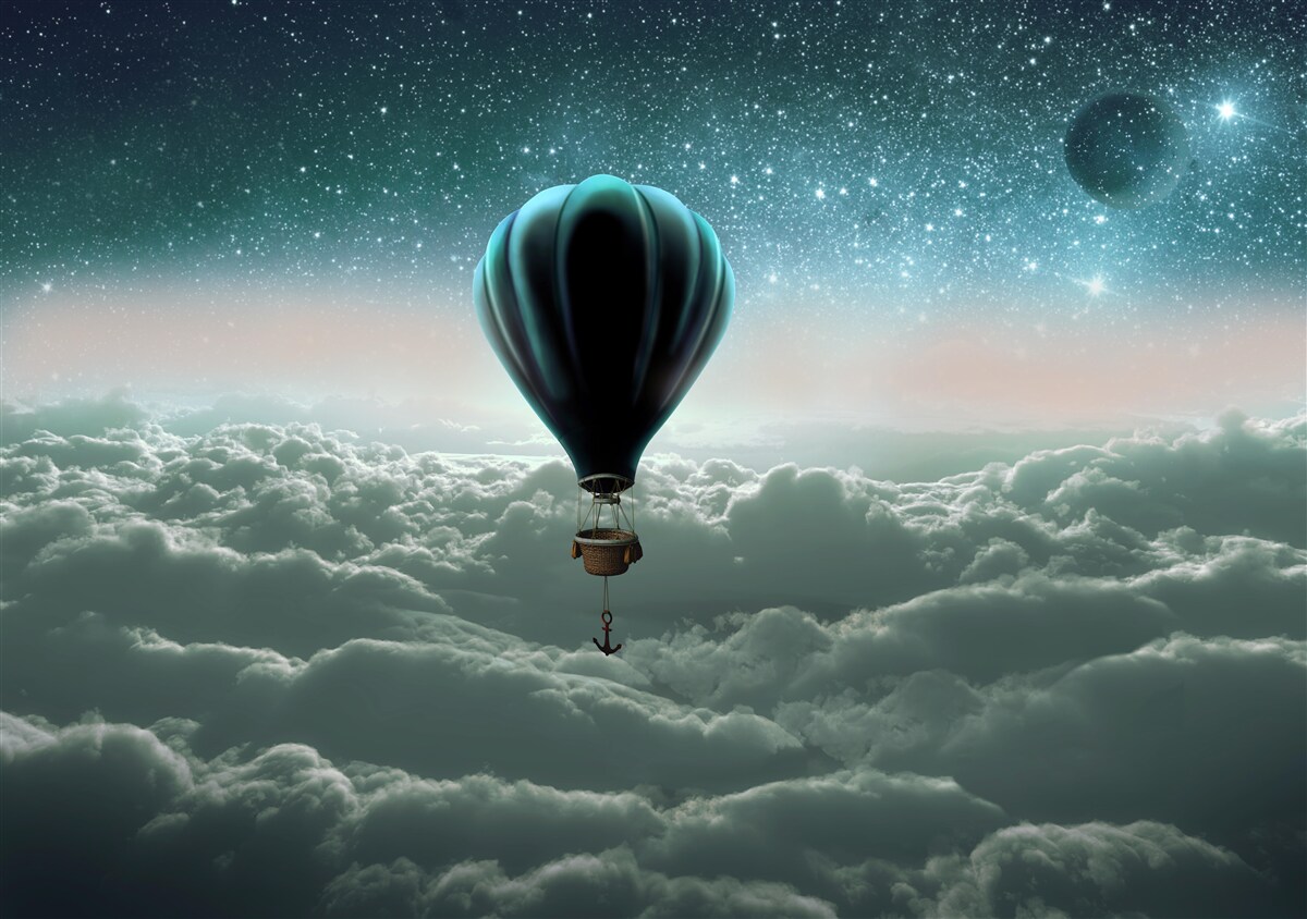 Fototapeta nocny balon na ogrzane powietrze unoszący się nad chmurami