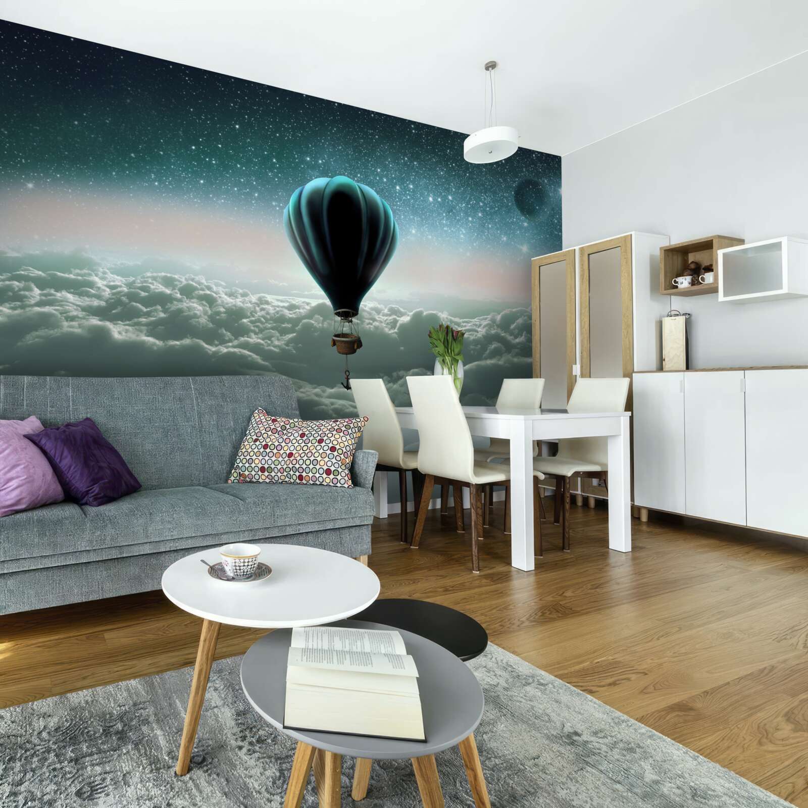 Fototapeta nocny balon na ogrzane powietrze unoszący się nad chmurami