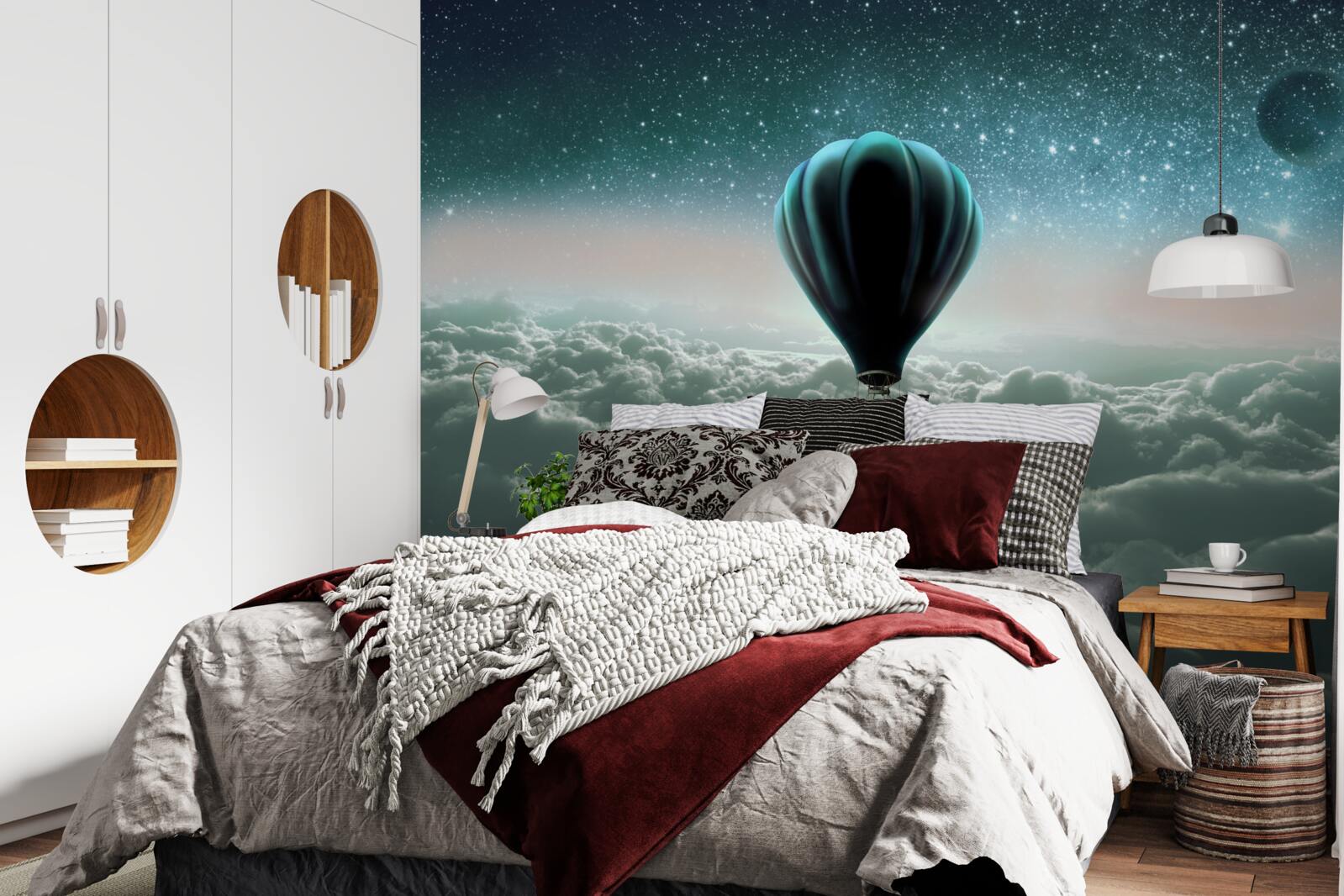 Fototapeta nocny balon na ogrzane powietrze unoszący się nad chmurami