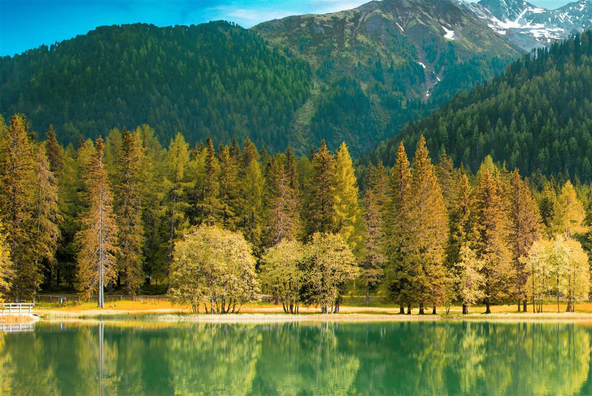 Fototapeta górskie jezioro w jesiennym krajobrazie