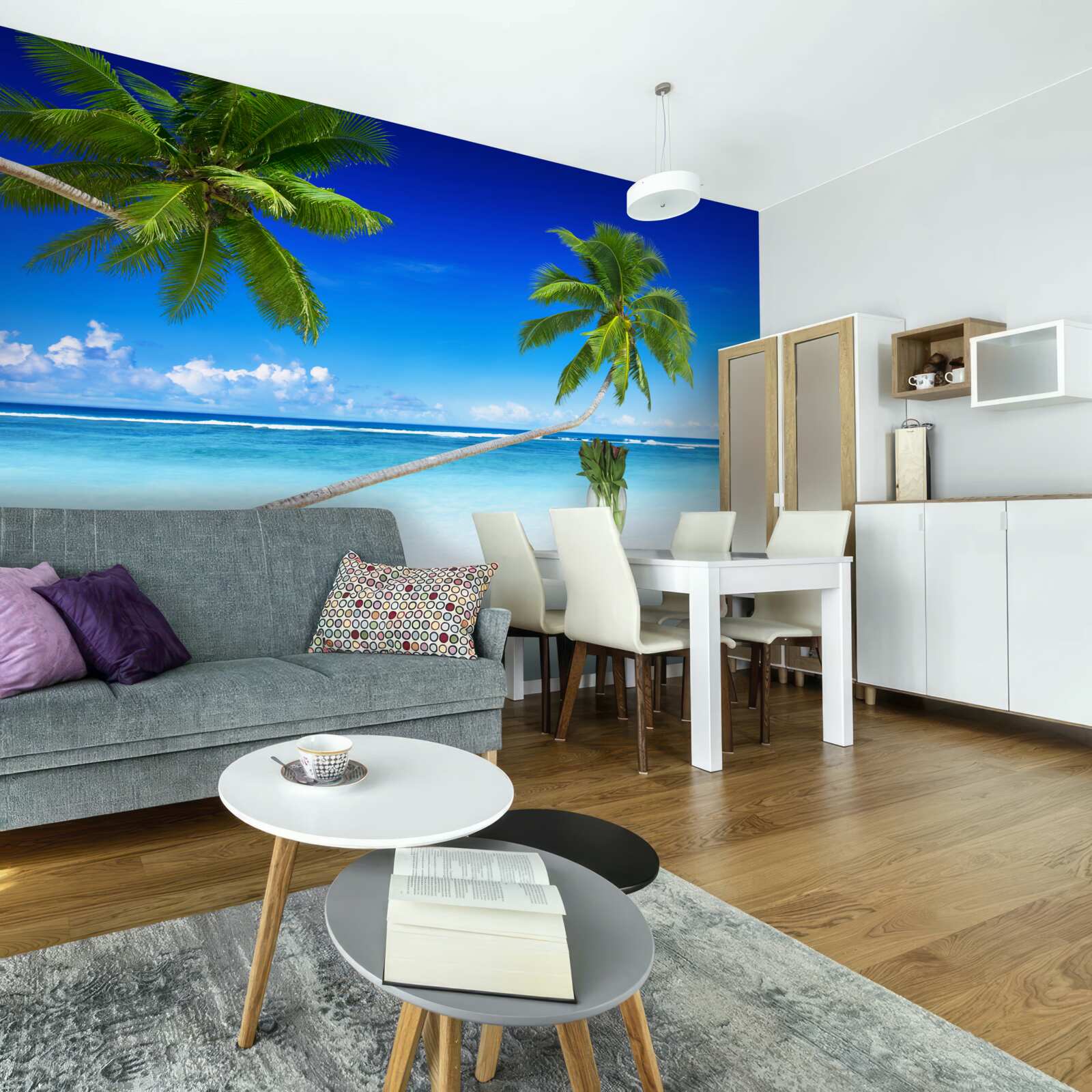 Fototapeta plaża w tropikalnej okolicy i palmy, gdzie panuje cisza