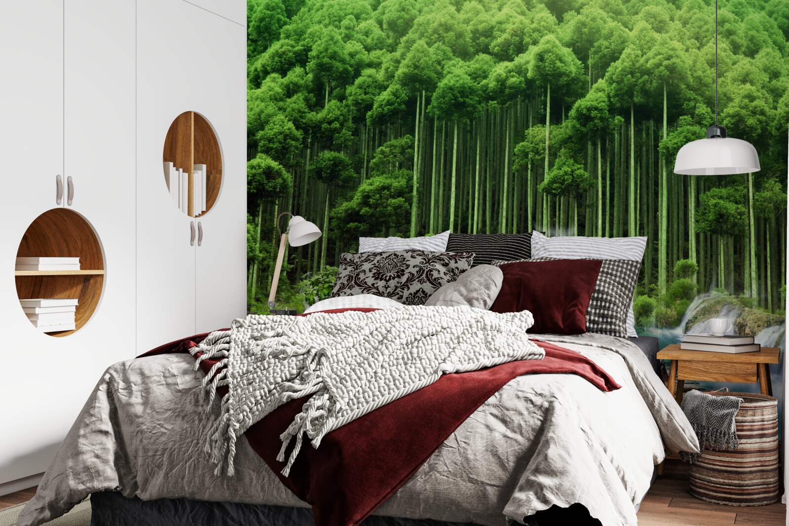 Fototapeta wodopoj w zielonym zaroślu, w którym zebrały się ptaki