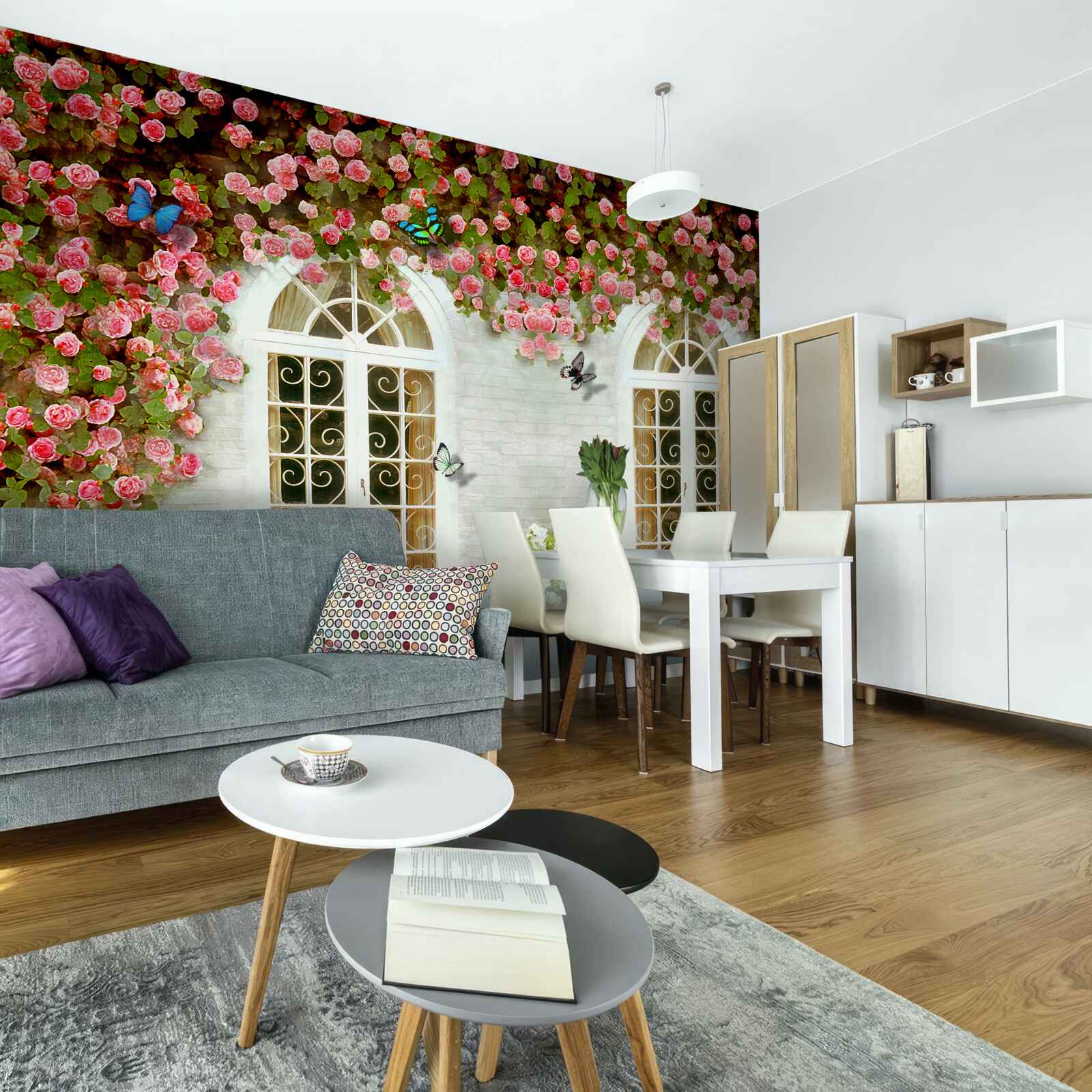 Fototapeta okna otaczają kwitnące róże