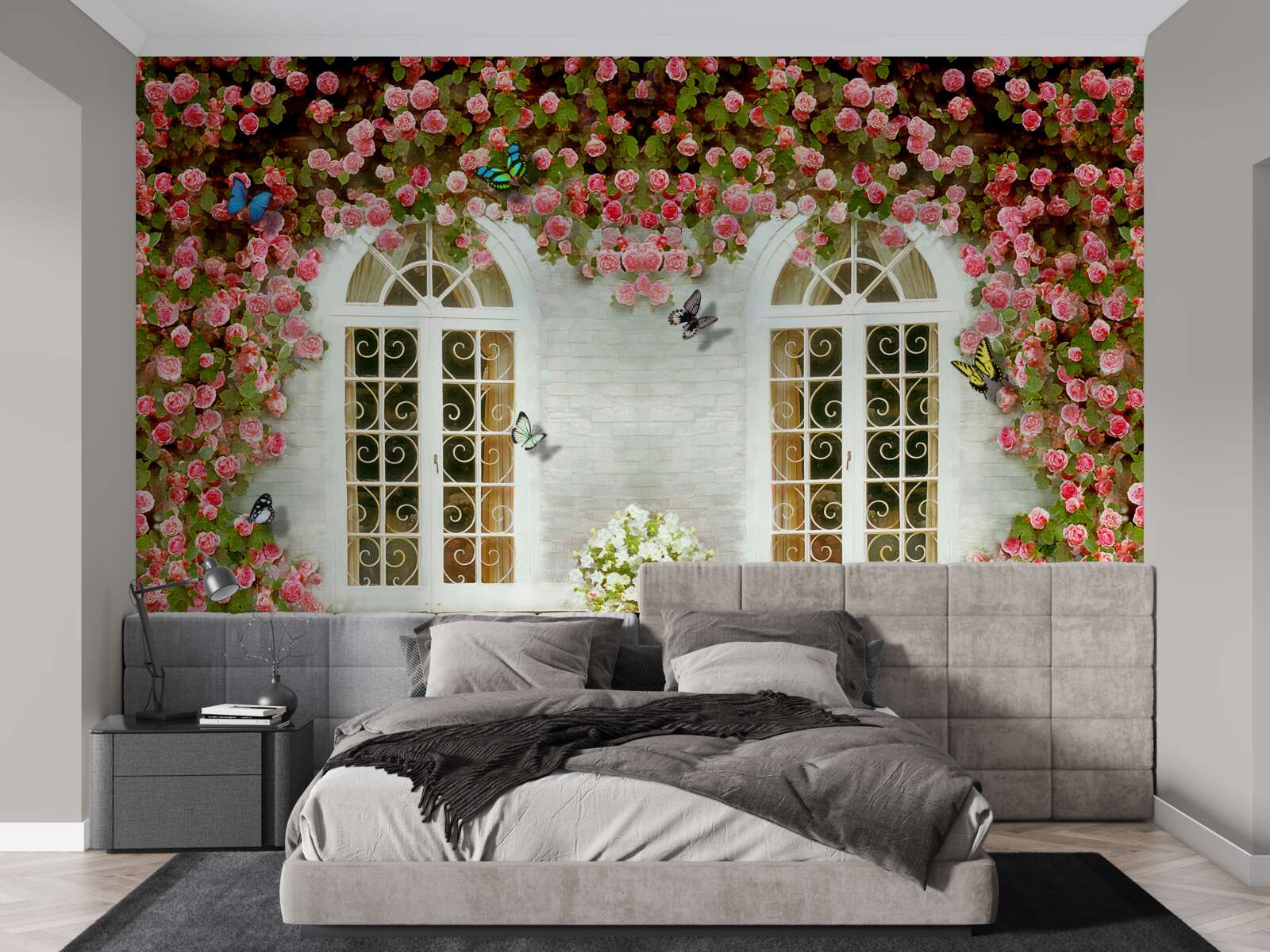 Fototapeta okna otaczają kwitnące róże