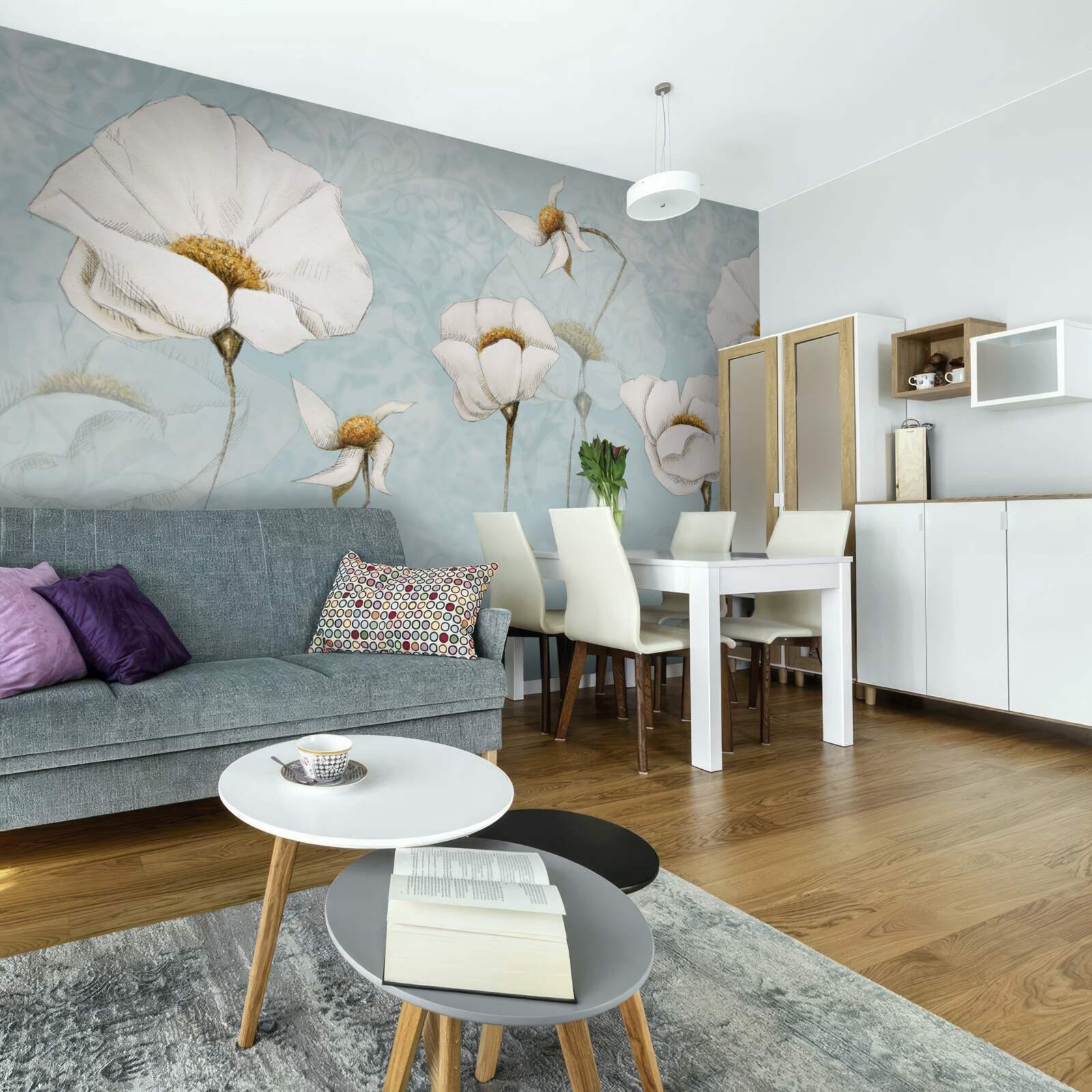 Fototapeta maki są śnieżnobiałe, osadzone na wysokich, delikatnych pniach