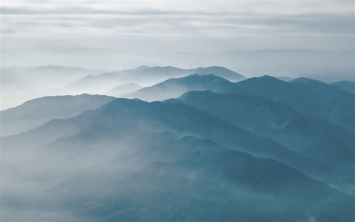 Fototapeta poranna mgła spowija szczyty gór