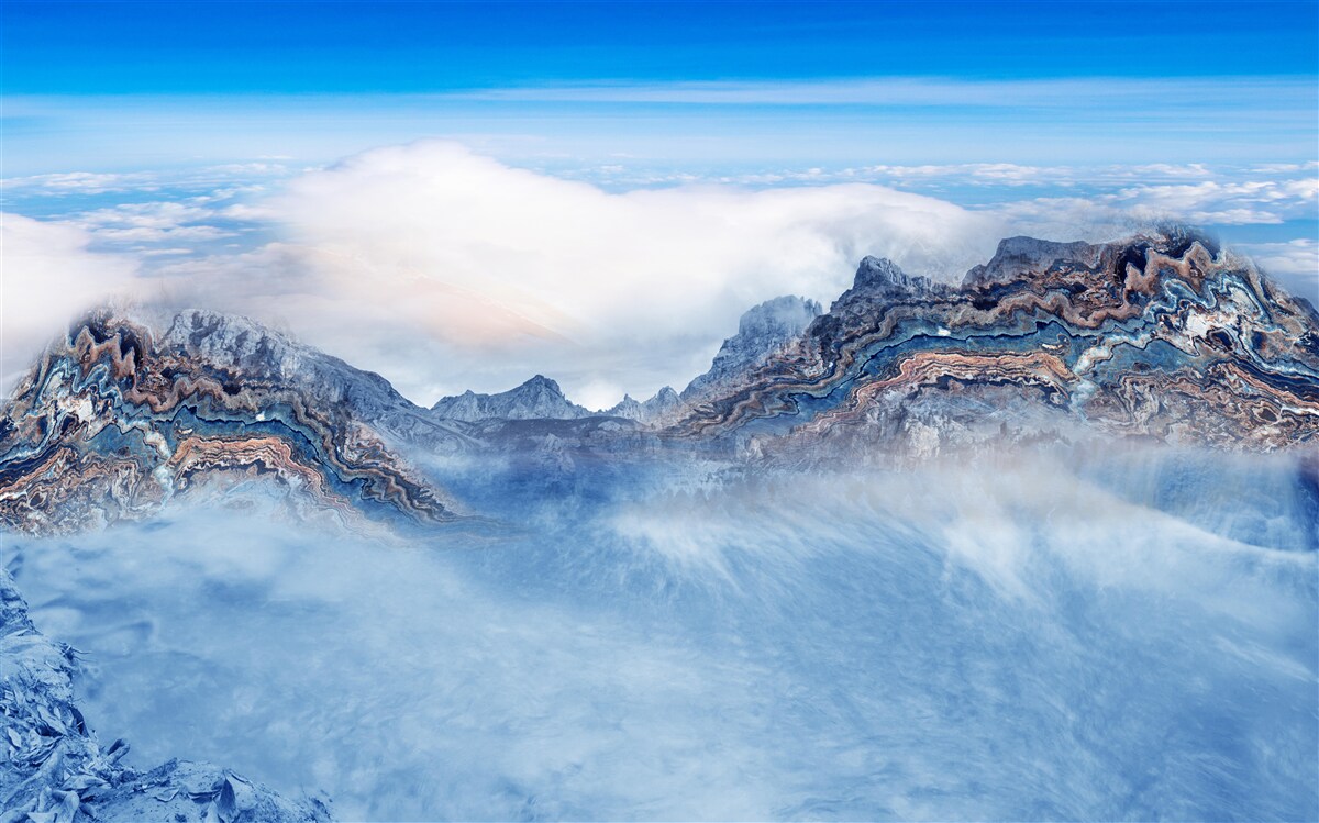 Fototapeta skaliste szczyty spowija gęsta mgła