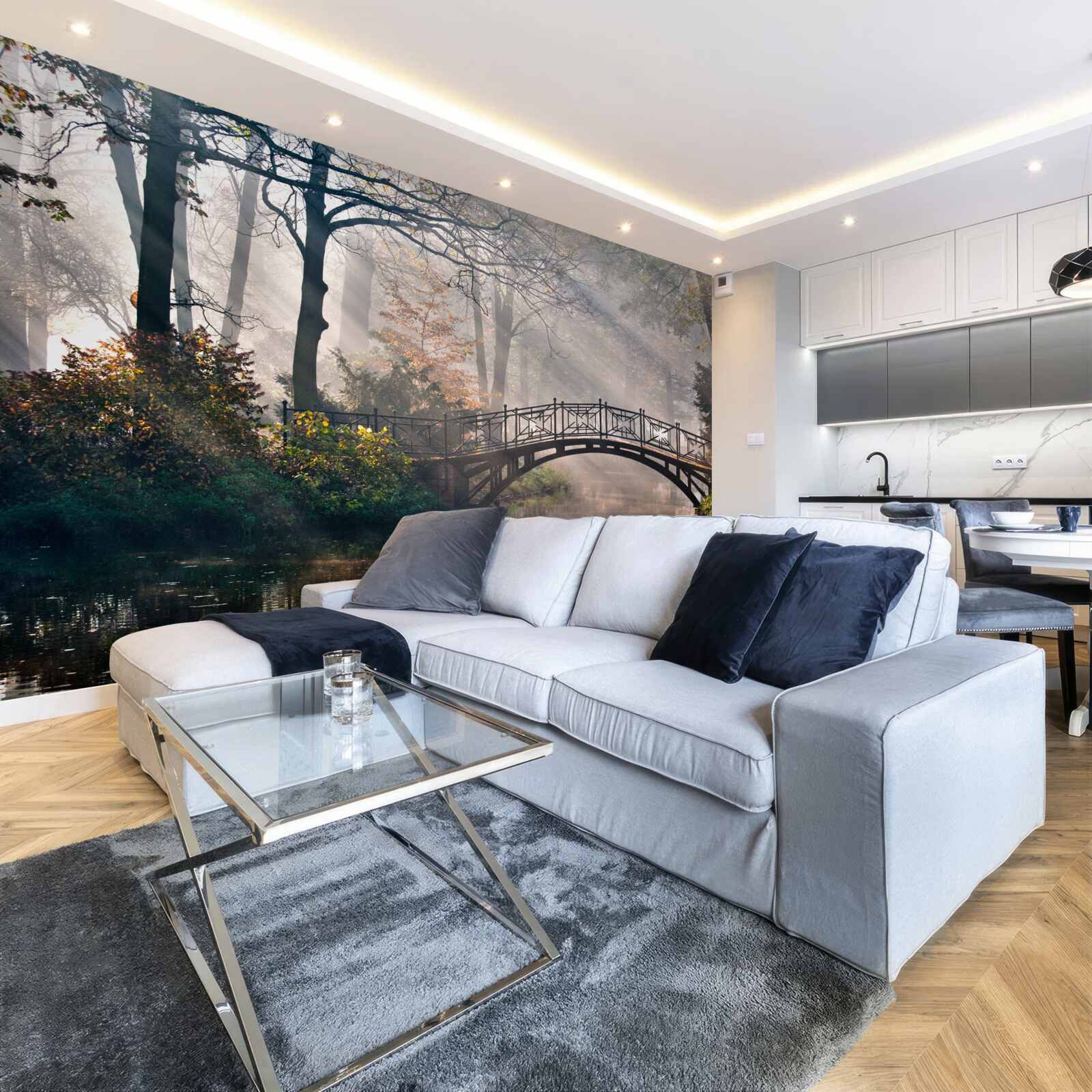 Fototapeta mglisty leśny most rozciągający się nad jeziorem jest wykonany z drewna