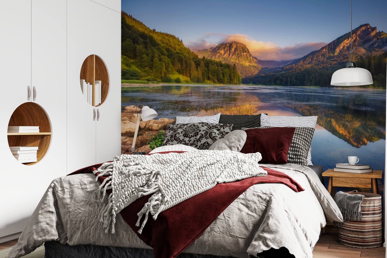 Fototapeta zachód słońca nad spokojnym górskim jeziorem