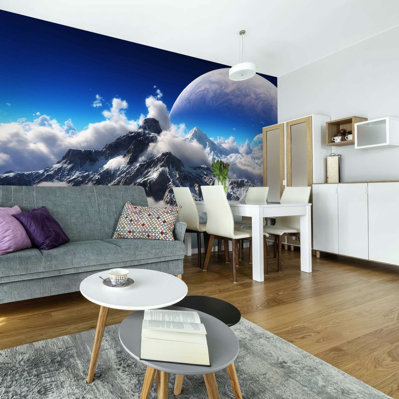 Fototapeta pochmurne niebo nad górami jest wypełnione kosmiczną wspaniałością