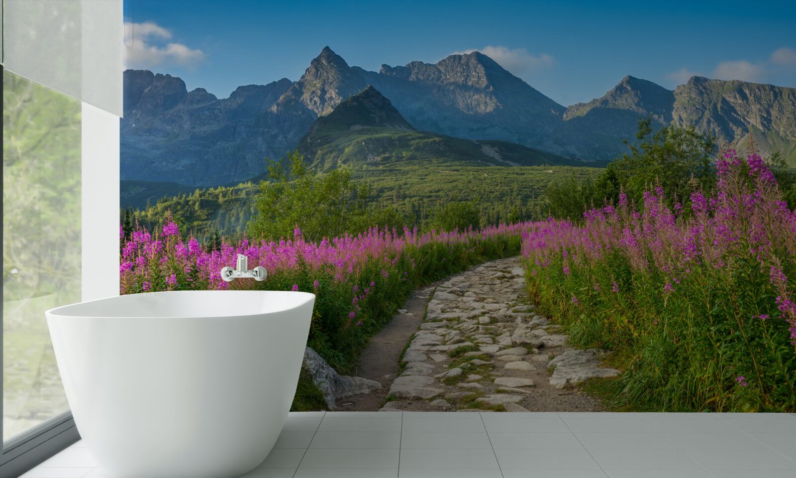 Fototapeta Ścieżka po środku kwitnącego pola na terenie górzystym