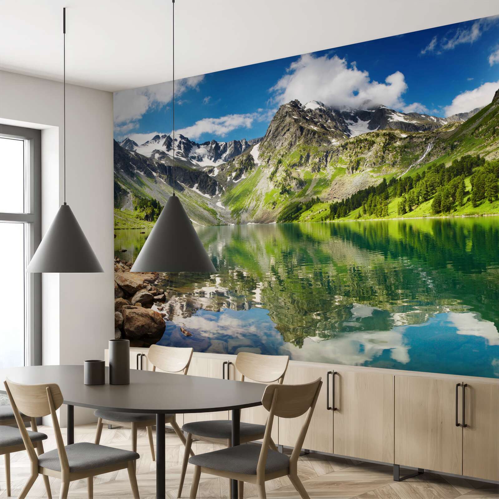 Fototapeta spokojne wody jeziora w górach w letni dzień