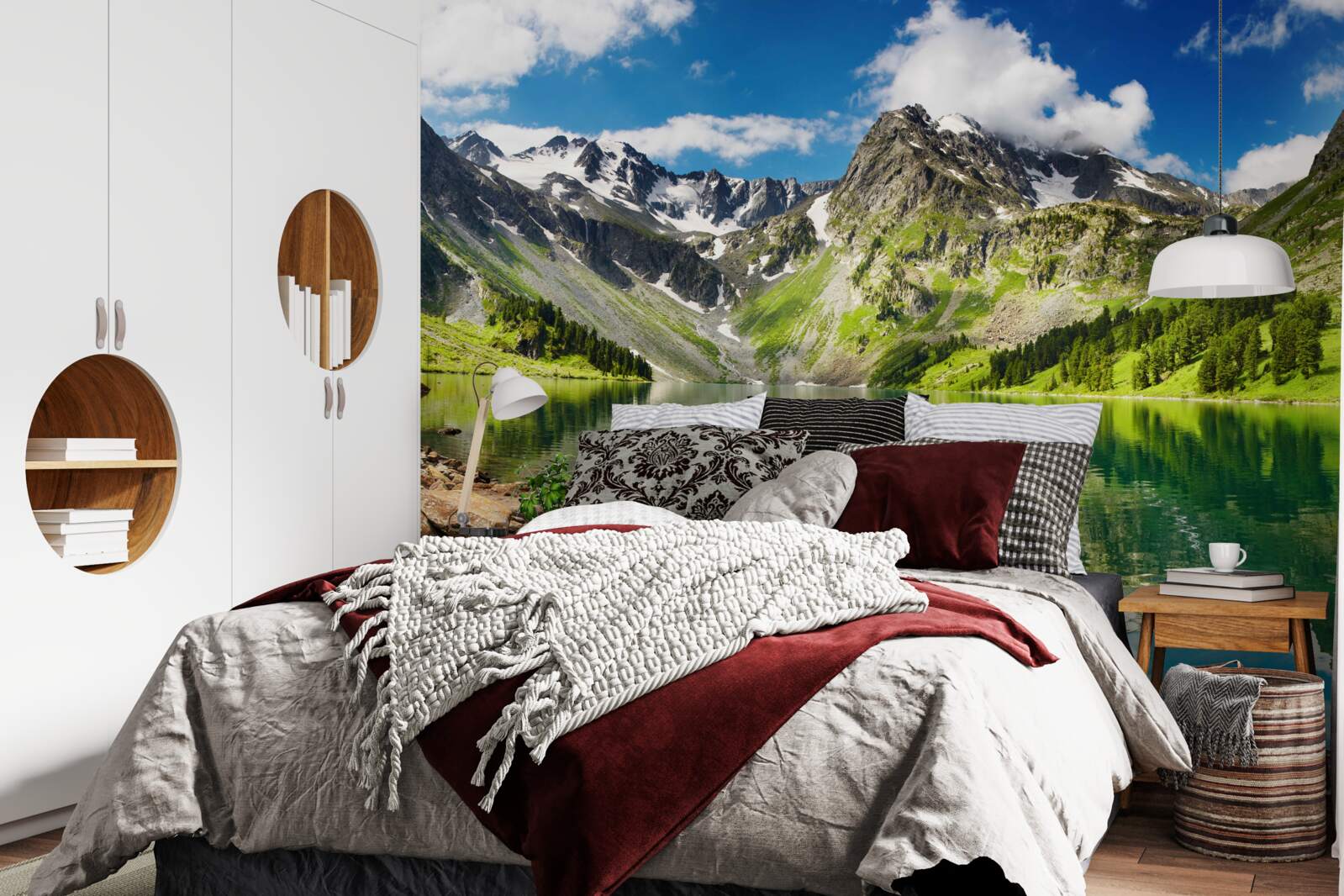 Fototapeta spokojne wody jeziora w górach w letni dzień