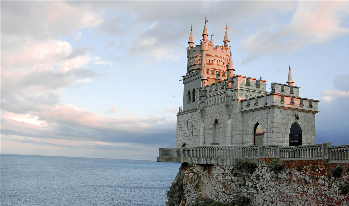 Fototapeta jaskółcze gniazdo o świcie