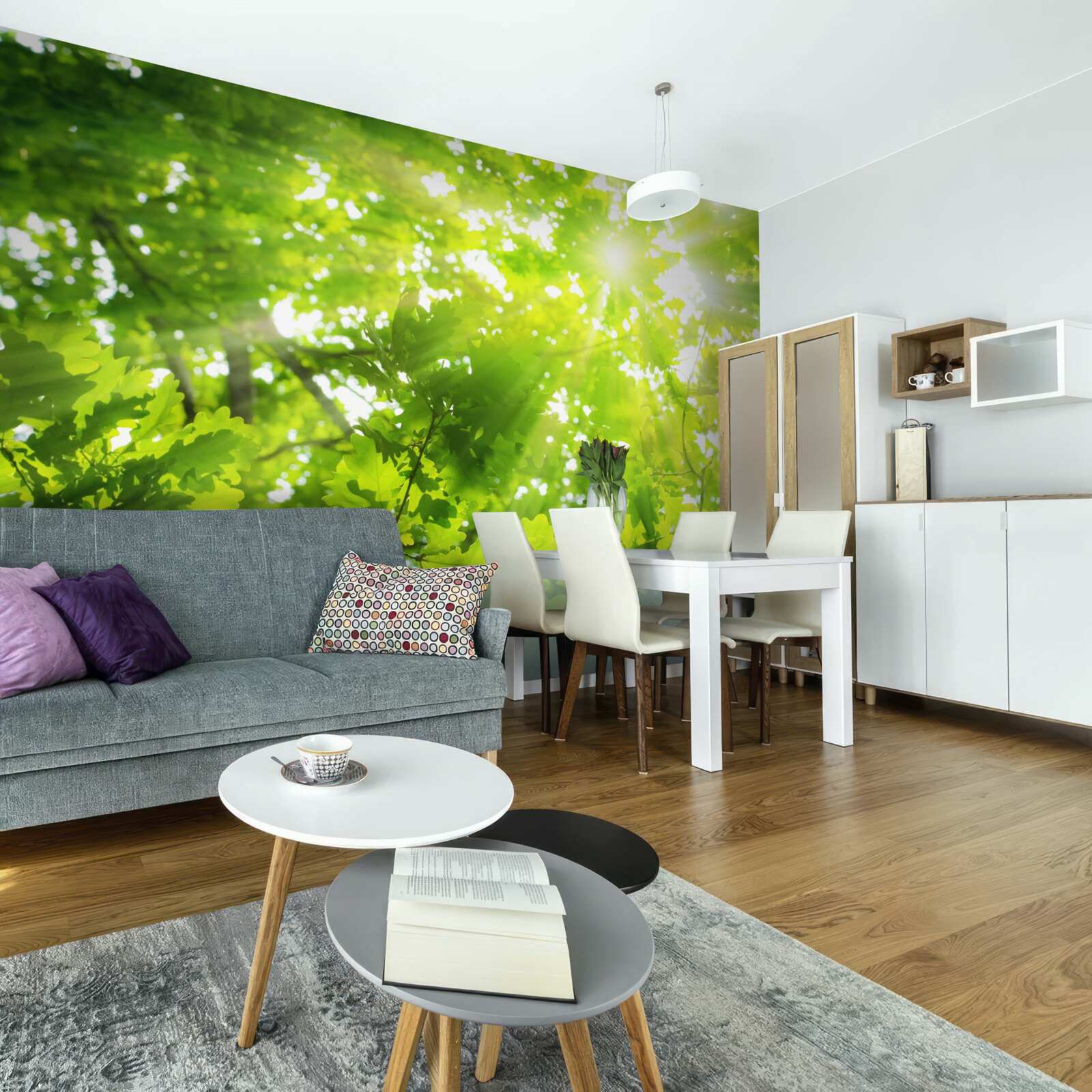 Fototapeta promienie słońca świecące w zielonym zaroślu